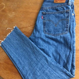  - Levis 501 modell i strl 26/30 avklippta nertill!! Säljes pga för stora.