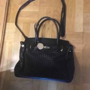  - Svar mulberry inspirerad väska använd 1 gång