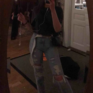  - as snygga jeans från gina tricot!! inga skador eller liknande. frakt tillkommer på 59kr (möts ej upp) 💕💕