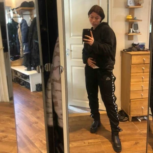 Kappa - Vanliga svarta kappa popperpants som inte kommer till användning längre pga att dem är för små tyvärr! Och därför modellar min lillebror och för honom är dem lite stora så de ser lite konstigt ut