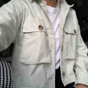  - ⚡️✨ skitsnygg jacka från zara, aldrig använd! Säljer pga att jag inte har fått användning av den. Nypris 400kr- frakt ingår ej, möts gärna upp i Stockholm🥰