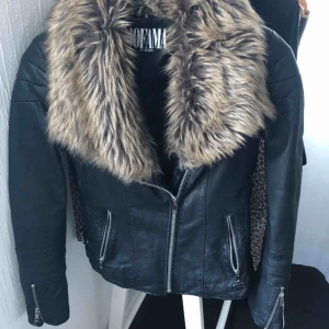  - Skinnjacka från Jofama i samarbete med Kenza. Svart med fuskpäls. Strl 36. 