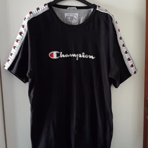  - Vintage svart Champion t-shirt. Storlek XL men tycker den sitter snyggt oversize på mindre storlekar. Fraktkostnad blir 56kr.