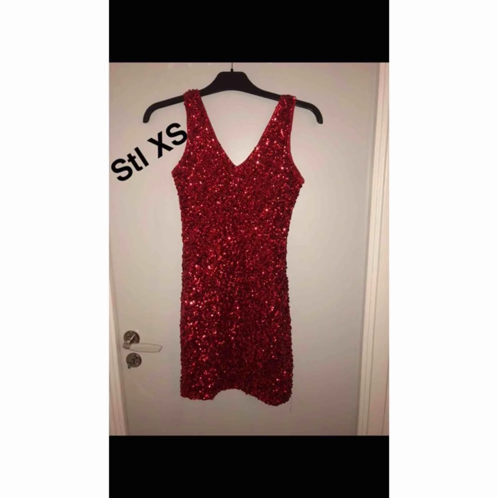 Snygg röd klänning med paljetter endast använd en gång. Perfekt klänning nu till jul. . Klänningar.