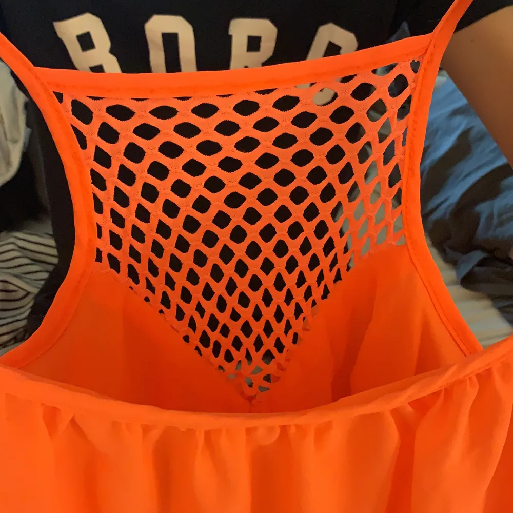 Neon orange strandklänning, köpt i Thailand, använd 1 gång. Klänningar.