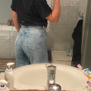 Dr denim, wide leg - Säljer mina dr denim byxor, tyvärr har jag bara fått användning av de 2-3 gånger, tycker det är synd att de bara ligger i garderoben så om nån vill ha dessa hör av er,återigen väldigt små i storlekarna, är 165 och det är för långa skulle lätt passa en 170