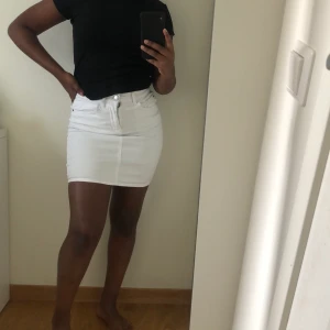 Cubus jeanskjol - Jätte fin vit jeans kjol ifrån Cubus, nypris 229 kr 