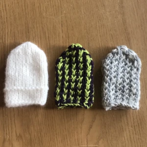 Babyvantar - Handstickade små ullvantar till Baby.  Kan även fås i andra färger bara skriv viken färg du vill ha :)