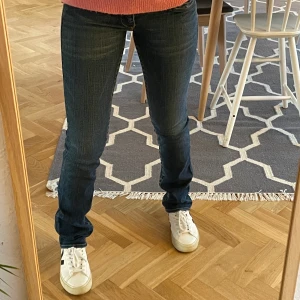 True region Jeans W24 - Low waist jeans från true region som är raka i benen. Jättesnygga till en längre stickad tröja!!😍 Passar mig som är en 34 och 165 cm💕
