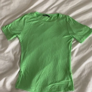 20kr - T-shirt i storlek s, stretchigt material, 20kr+frakt