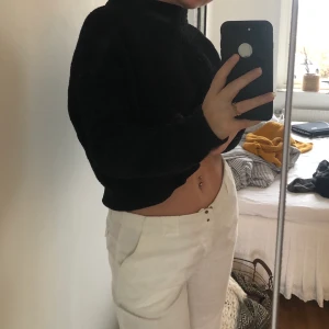 Svart stickad tröja - Svart stickad tröja med en liten polokrage!