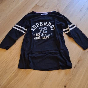 Superdry halvlånga armar stl L - Är från New York. Va aldrig min stil av tröja så väldigt bra skick 