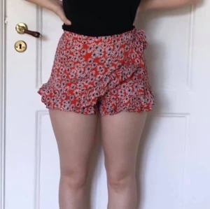 wrappade shorts från zara strl s - shorts med wrap från zara, ser lite ut som en kjol. otroligt gulliga 🥺