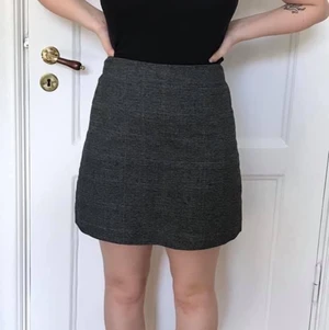 rutig kjol från monki - rutig pennkjol från monki, strl 36. använd en gång av mig 🥰