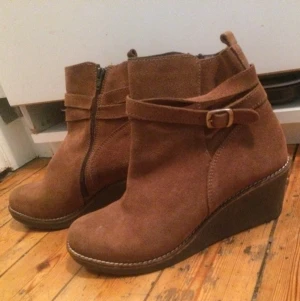  - Bekväma skor i äkta skinn. I nyskick, oanvända. Bra pris.   Comfortable shoes in real leather. New, not used.  Good price. 