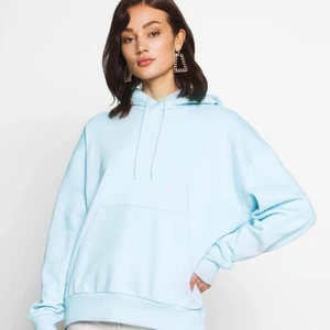 Ljusblå hoodie  - Säljer min ljusblåa hoodie från weekday. Köptes för 329kr. Endast använd ett fåtal gånger. Hoodien är oversized så passar både upp från XS-M