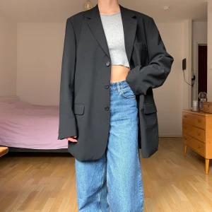 Svart kavaj - Svart oversized kavaj köpt second hand. Ej använd, mycket fint skick! Storlek saknas, men skulle uppskatta det till en XL. +63kr frakt