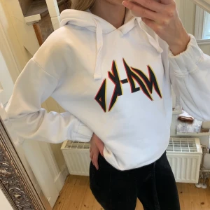 Hoodie ifrån NA-KD - säljer en hoodie ifrån NA-KD som är nästan oanvänd och därmed är i väldigt bra skick. Frakt ingår ej. 🌟