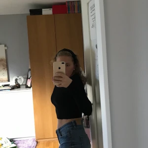 Outfit - En svart tröja från bikbok i storlek xs och ett par ljusblå shorts från Gina i storlek 34. Båda är i bra skick.  Shorts: 40kr.  Tröja: 50kr.   Tsm: 80kr