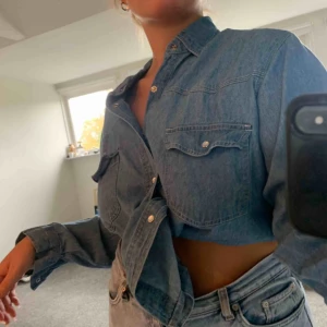  - Snygg jeansskjorta köpt på secondhand med ett hundtryck på ryggen som går att ta bort!
