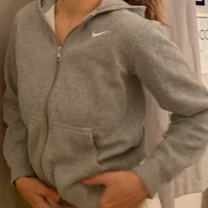 Nike zip up  - Säljer min jättefina ljusgråa zip up hoodie från Nike, den är i barnstorlek L men passar som XS/S. Säljer för 100kr och frakten kostar 59kr💫🥰💞