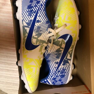 Fotbollskor  - sprillans nya fotbollskor!!!! Köpte två och hann inte lämna tillbaka dessa!♥️konstgräs/gräs, nypris 450 på rea 