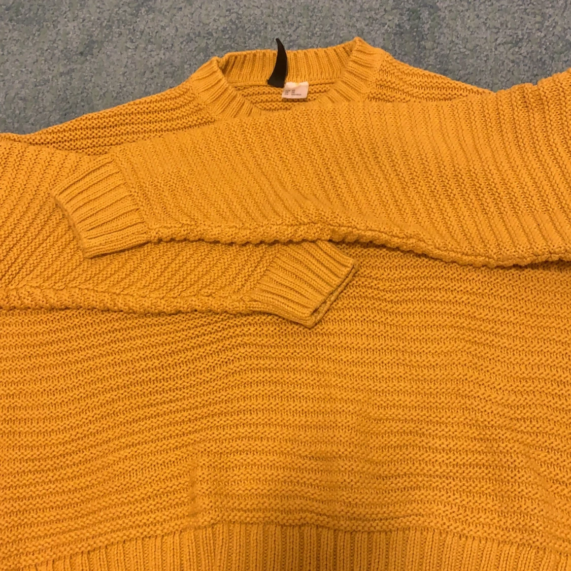 Gullig mustard färgat sweater. Storlek XS