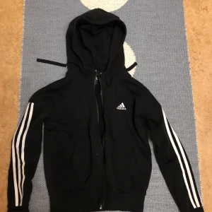   - Adidas originals storlek XS men passar även större storlekar och är endast använd ett fåtal gånger! ☺️ Köparen står för frakten 🚚