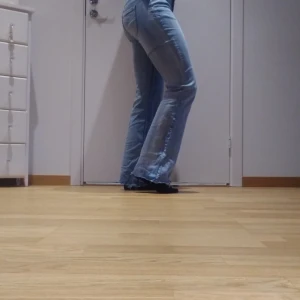 Stretchjeans - Stretchiga jeans med fransiga benslut