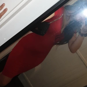 Röd festklänning - Skitsnygg röd bodycon klänning man kan göra till en offshoulder, ner till knäna på mig som är ca 160cm,, använd 1 gång, minns ej vart den köptes, men i gott skick, strl S men spassar även xs och M då den ör stretchig