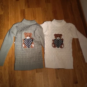  Nya söta nalle tröjor Grå + vit  - De är helt nya och har aldrig använts. Perfekt för vintern och är fina för barn. 30 SEK / st. Båda går bra till 8-10 åringar