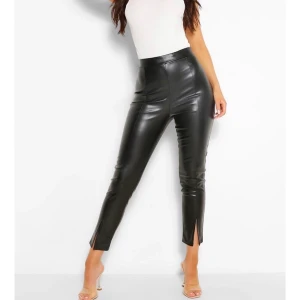 läder byxa - Helt nya konstläder byxor, från boohoo. Stl.38 