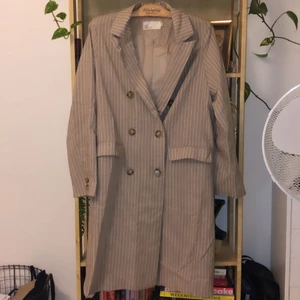 Nelly kappa EU 36 - Beige/vit randig kappa från NLY trend i storlek 36. Helt oanvänd.