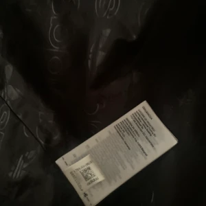 Adidas jacka  - Adidas jacka i helg nytt skick köpt på Zalando förra hösten inte använd! Storlek L men en m kan också ha den, självklart äkta 