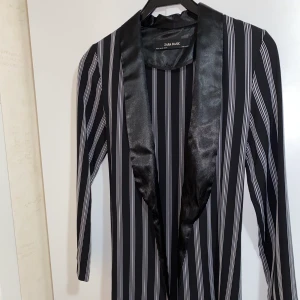Randig blazer - Randig blazer med knytband från Zara.💓 Näst intill oanvänd. Frakt tillkommer.