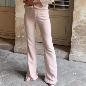 Kostymbyxor  - Kostymbyxor från Sanne Alexandras märke. Kan eventuellt sälja tröjan på bild 2 också om någon är intresserad. Slutsålda eller ute ur sortimentet. Nypris 799kr