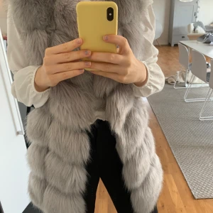 Pälsväst  - En fake pälsväst från Lovely of sweden. Storlek S. Köpt för ca 1000kr. 