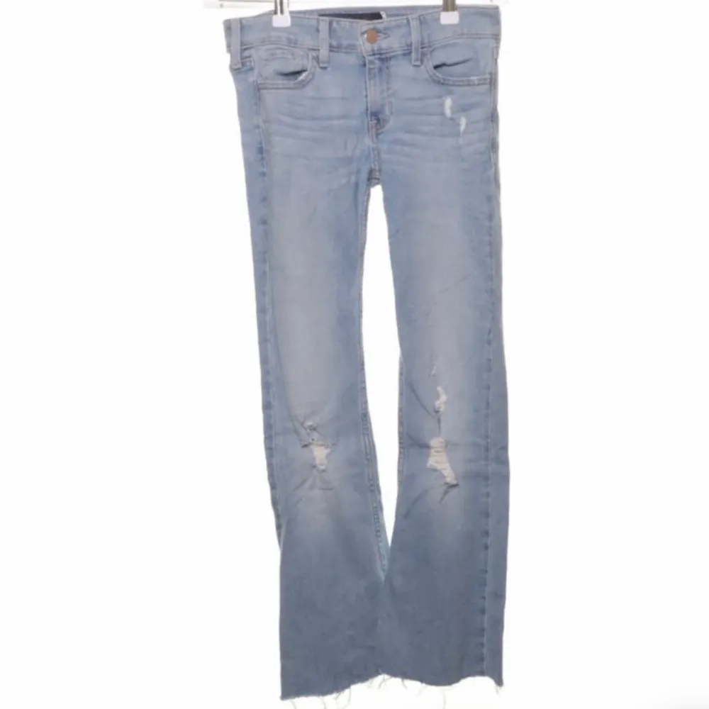 Ljusa flare jeans med hål som inte kmr till användning, skit snygga från hollister. Jeans & Byxor.