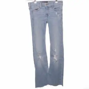 Ljusa flare jeans med hål som inte kmr till användning, skit snygga från hollister