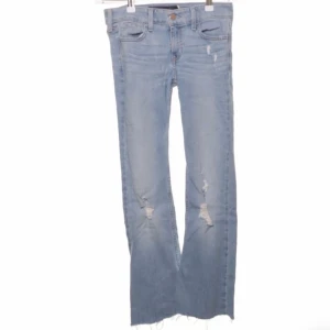 Flare jeans - Ljusa flare jeans med hål som inte kmr till användning, skit snygga från hollister