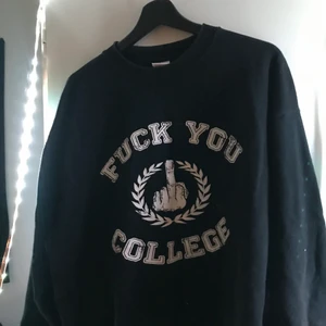 Långärmad tröja - Köpt på Bluefox i Stockholm för några år sedan! Jätte fint skick och hur mysig som helst! Köparen står för frakt meddela mig om du har frågor!