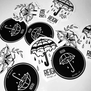 Reign UF klistermärken  - Nu släpper vi äntligen våra första produkter!!  En av dessa kommer vara supercoola stickers med våra motiv. De kommer att säljas för 20kr styck och vi hoppas att ni gillar dem lika mycket som vi. Är du sugen på en sticker så kontaktar du oss!                                                                Det finns tre olika motiv att välja på. 1. Det svarta som är vår logga.                                                                            2.Fjärilen med budskapet att en nattfjäril alltid hittar ljuset i mörkret. Det vill vi ska vara en inspiration till att aldrig sluta kämpa. En dag kommer allting att bli bra. Fjärilen står även för personlig utveckling som kan kopplas till att vi alltid växer i oss själva och ur det jobbiga kan vi även växa. För oss är också fjärilen mycket vacker och unik, det är du med. Och du är bra som du är!                                                                              3. Paraplyet. Tanken bakom motivet är att paraplyet skyddar mot regnet, som är det jobbiga och tuffa här i livet. Paraplyet är din kämparglöd att aldrig ge upp och att det jobbiga inte ska vinna. En tolkning är även att paraplyet är Reign UF som kan hjälpa er i kampen att bryta tabun av psykisk ohälsa och höra er alla.                                                Frakten ligger på 15kr. Tack för att ni är med och stöttar oss i kampen om att krossa tabun kring psykisk ohälsa. Du kan göra skillnad🖤 Hitta mer info om vad företaget står för på vår instagram sida: Reign_uf 🖤