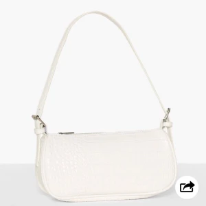 Trendig väska från Nelly - Säljer min väska från Nelly då den inte kommer till användning! Den vita färgen som inte säljs längre! Egna bilder kan fås, bra skick🤍 Frakt tillkommer på 63 kronor!