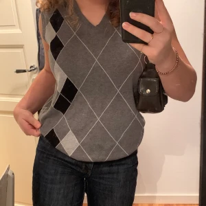 Grå slipover  - Jättefin vintage slipover från eSpirit! Köptes på secondhand och aldrig använd av mig, funkar perfekt att matcha med en vit t-shirt under!☺️