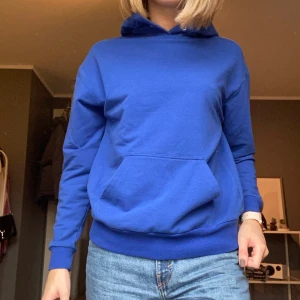 Blå hoodie  - Säljer en blå hoodie. Saknar snöre i luvan. Storlek XS. Frakt tillkommer! 