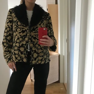 Vintage jacka med fakepälskrage  - Köpt på humana i Malmö, använd ett fåtal gånger, står ingen storlek men passar mig som har S och funkar för XS och M också! 