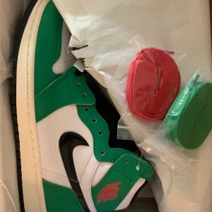 Jordan 1 high lucky green - Storlek 40 har kvitto 