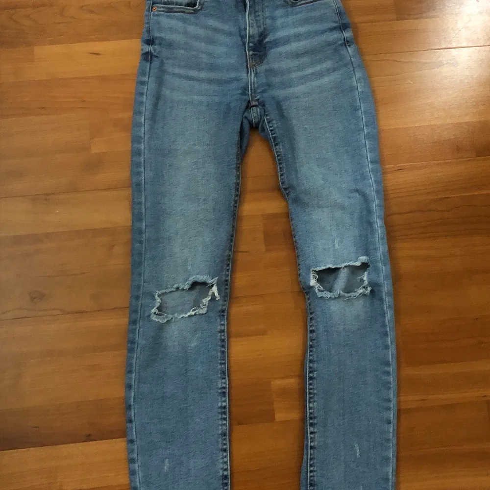 Säljer mina Högmidjade Molly jeans från GinaTricot stl xs i fint skick!. Jeans & Byxor.