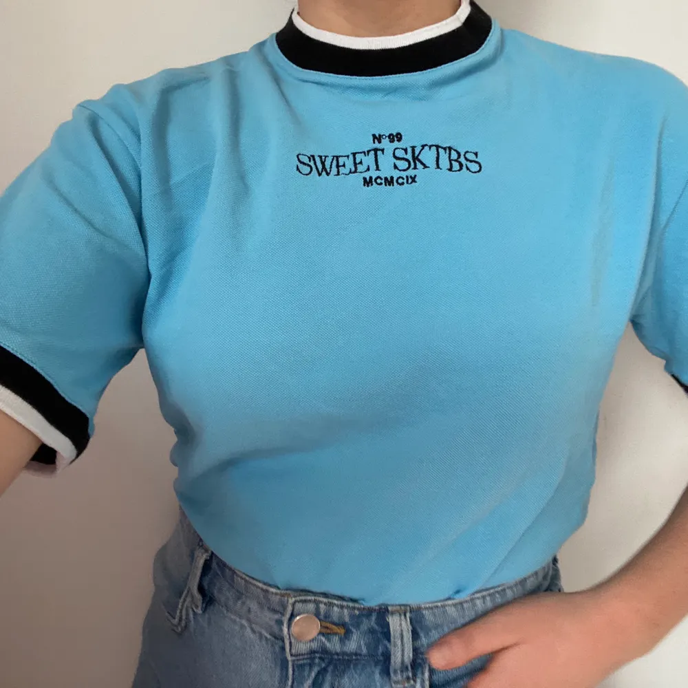 En skitsnygg blå tshirt från Sweet SKTBS! 💙                                                                                Har använt kanske 2ggr så är i bra skick!                       Tveka inte på att skriva om det är något du undrar över.  Kolla in min sida för liknande plagg 🤍 . T-shirts.