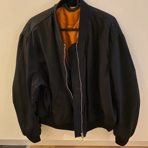 Bomberjacka från H&M - Knappt använd. Strl XL för en oversize fit 🥰 
